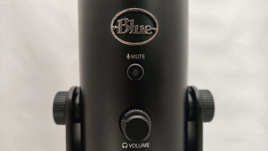 Blue Yeti の前面。ミュートボタンとボリューム調整のノブがある。