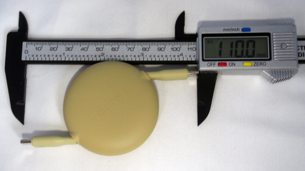 ケーブルを含めたサイズは110mm。