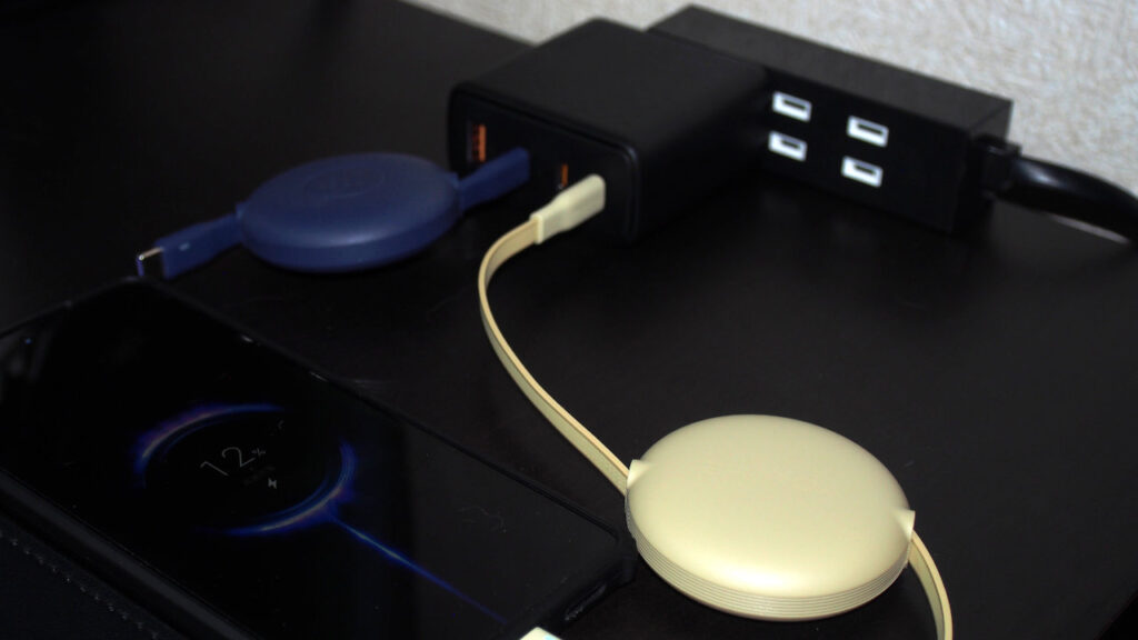 充電時もケーブルの余分な長さがないのですっきりする。
