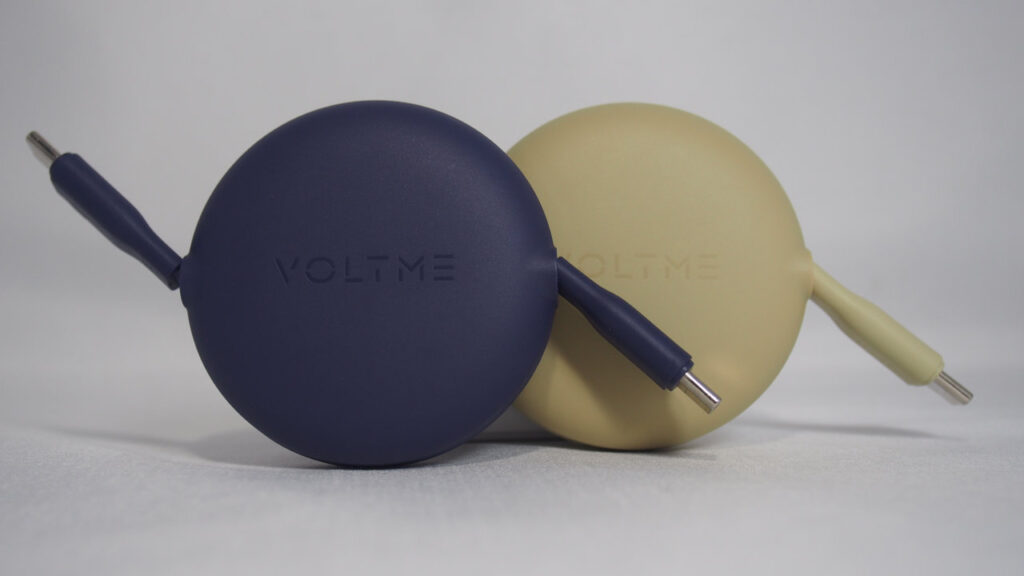 VOLTME PowerLink YOYO 巻き取り式ケーブルの「ブルー」と「イエロー」。