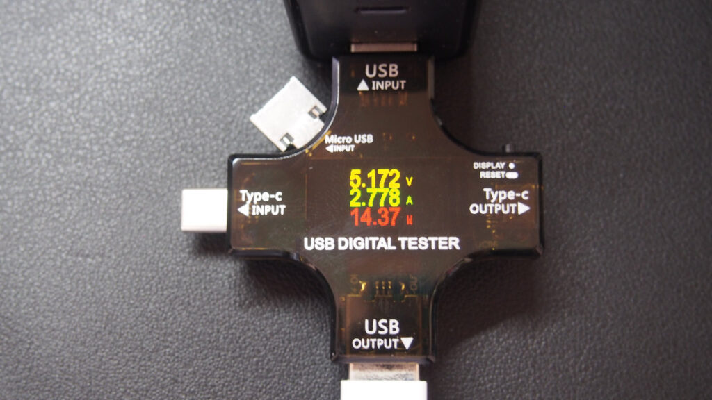 Type-Aポートでもノートパソコンを充電。約14Wの出力。