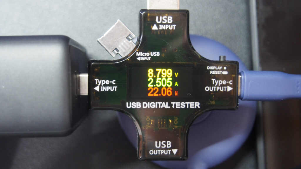 Type-Cポートでスマートフォンを充電。各ポートともに約22Wの出力。