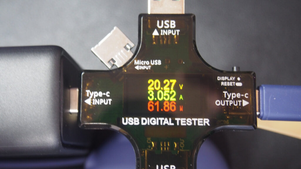 ノートパソコンは2ポート同時充電時も各ポートともに約62Wの出力。