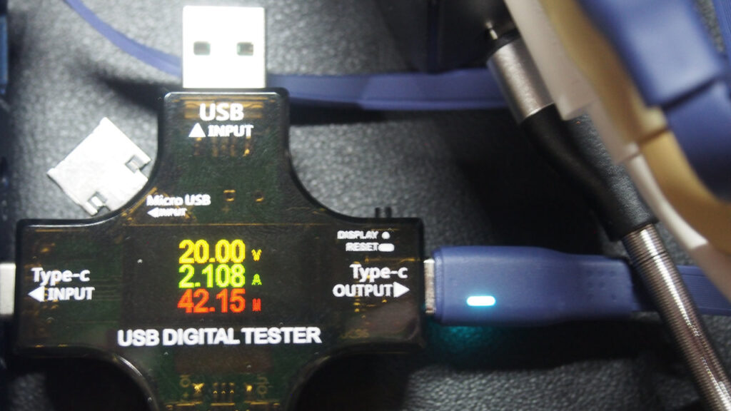4ポート同時充電時、Type-Cポートのノートパソコンは約42Wで充電。