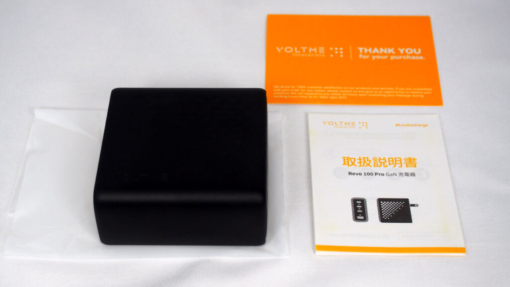VOLTME Revo 100 Proの付属品。充電器の他はカードとマニュアルのみ。