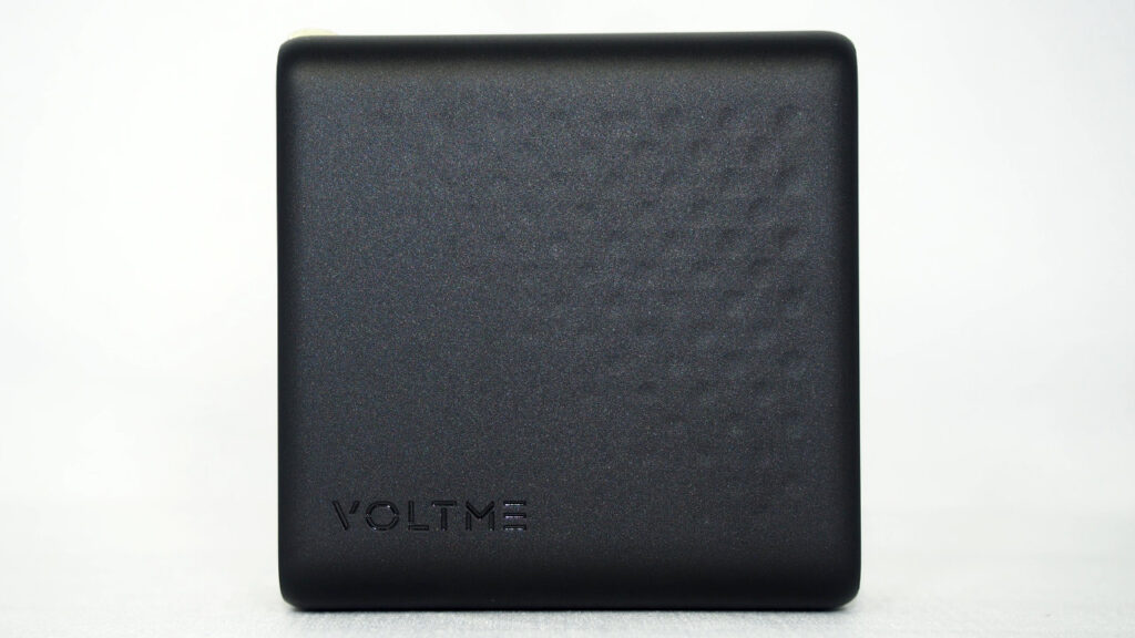 VOLTME Revo 100 Proの表面。「VOLTME」の刻印があり、四角いディンプルがあり高級感がある。