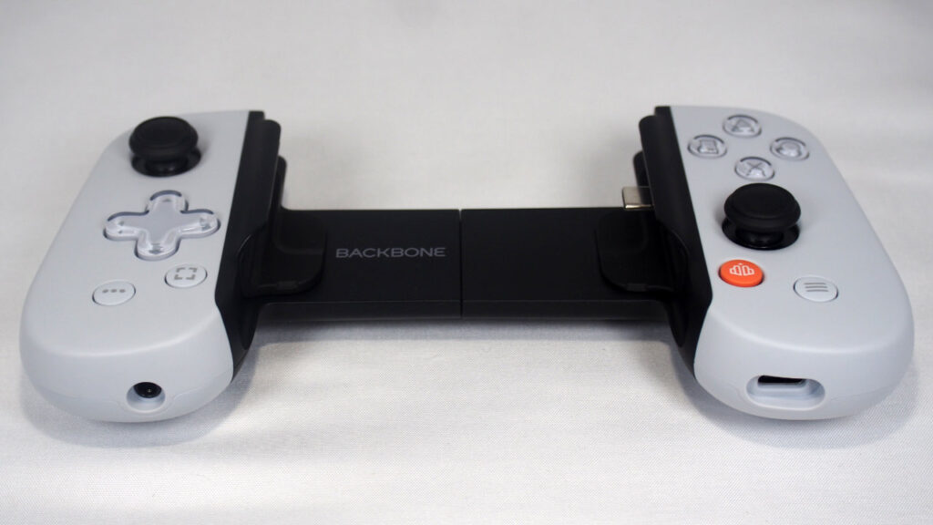 BACKBONE One (第2世代) PlayStation Edition。イヤホンジャックとスマートフォンを充電できる端子がある。