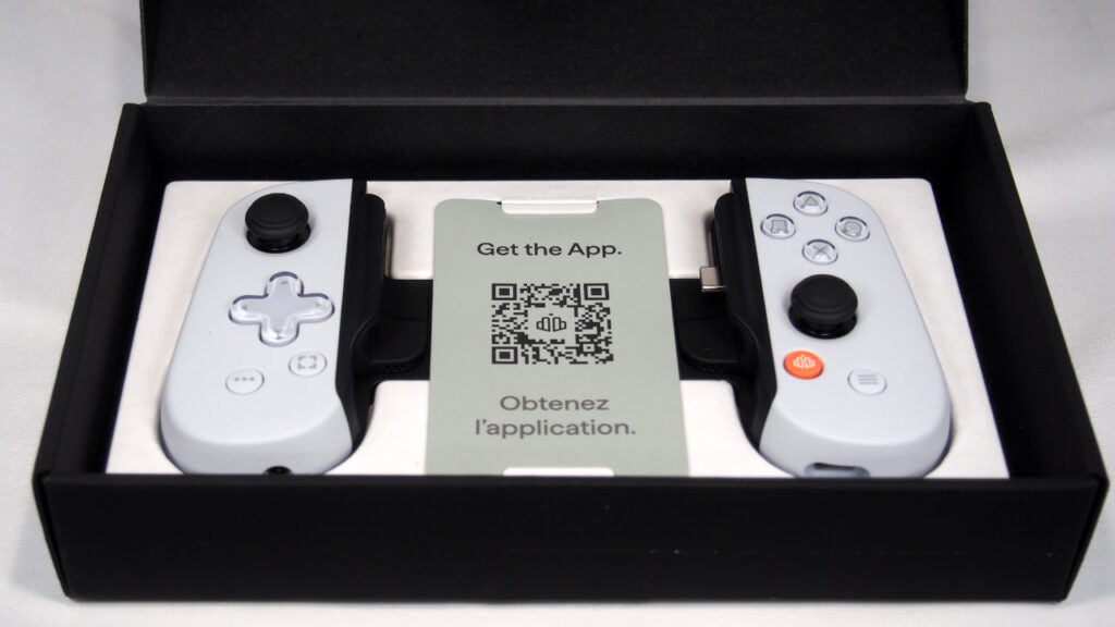 中箱を開けると一番上にアプリのダウンロードを促すカードがある。