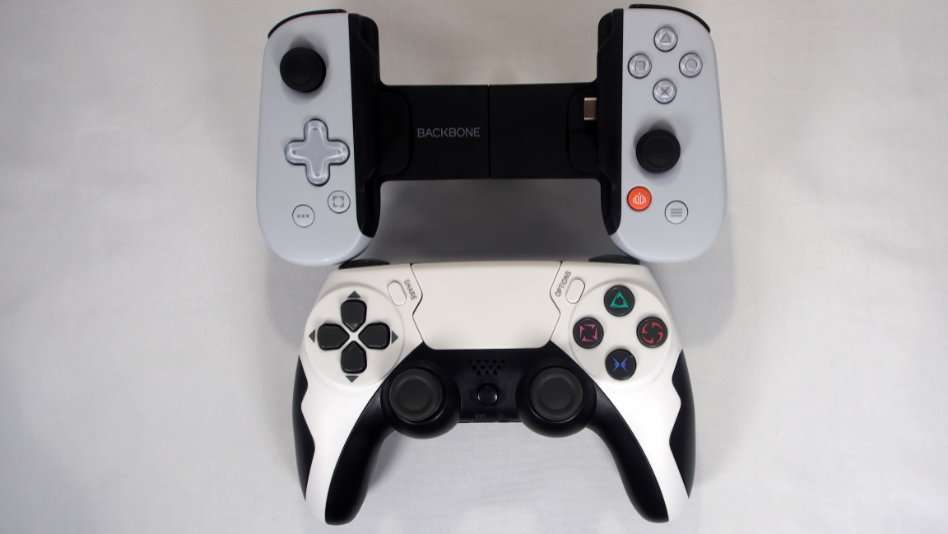 BACKBONE One (第2世代) PlayStation Editionと標準的なコントローラーの比較。