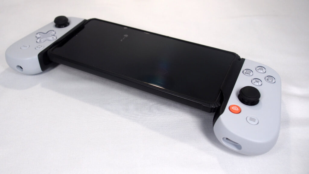 スマートフォンにBACKBONE One (第2世代)を装着。