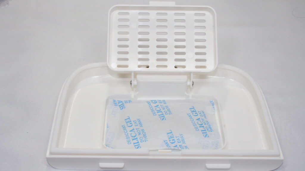 蓋の裏面には付属のシリカゲル（乾燥剤）を入れられる。
