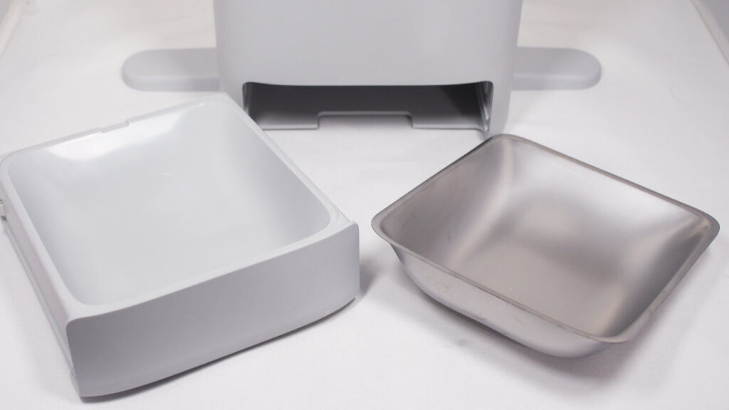フートが出る部分は、プラスチックの台と金属製のボウルに分かれる。