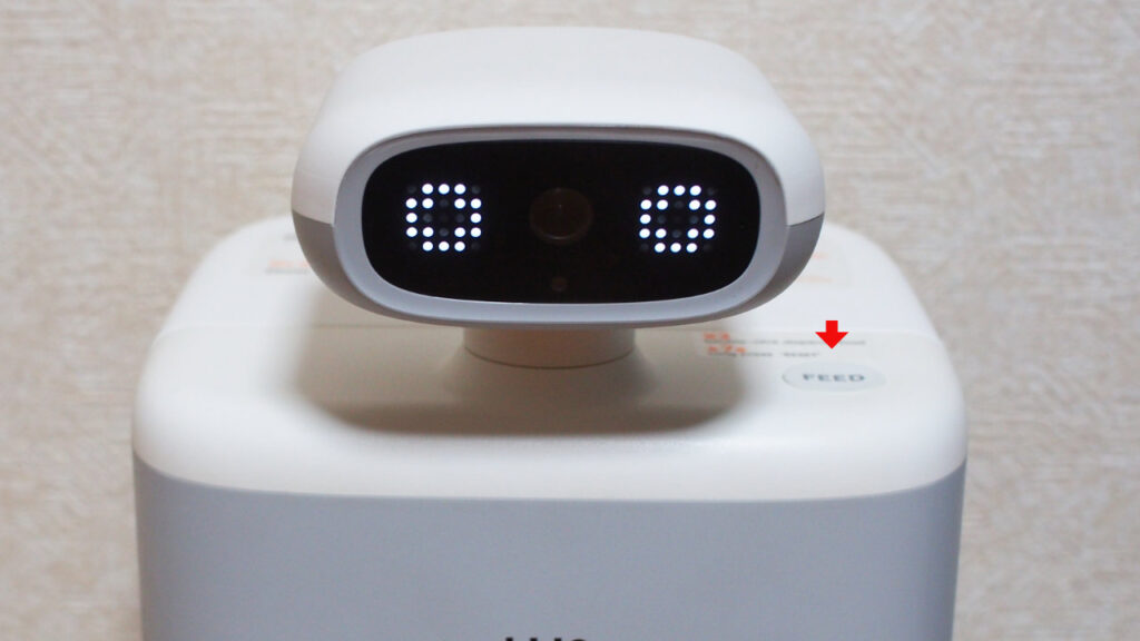O Sitter本体のFEEDボタンを押せば手動でもフードを出せる。