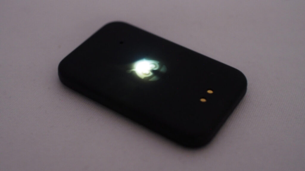 Pebblebee（ペブルビー） タグ型の光っているところ。