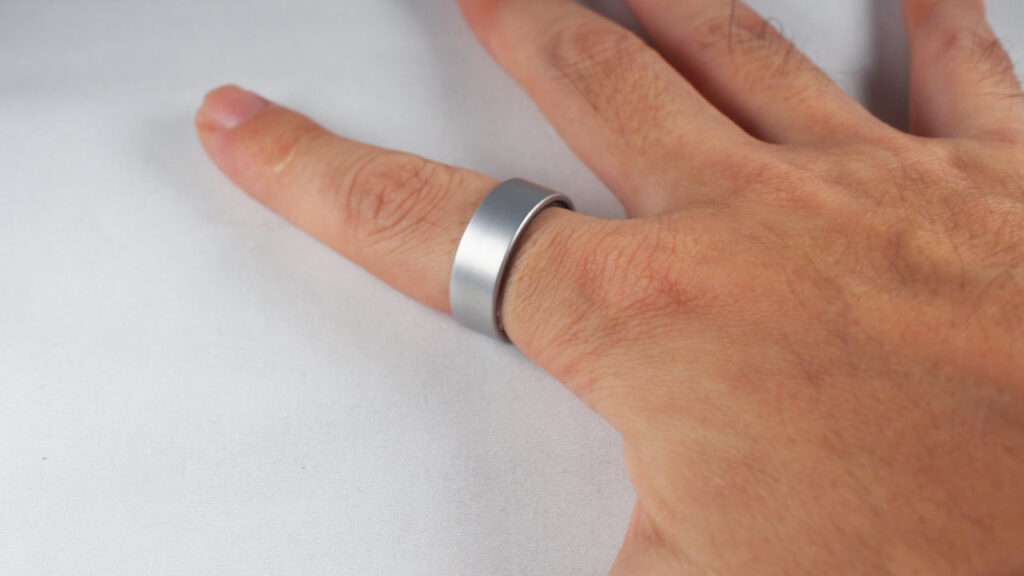 Smart Recovery Ringを指にはめたところ。