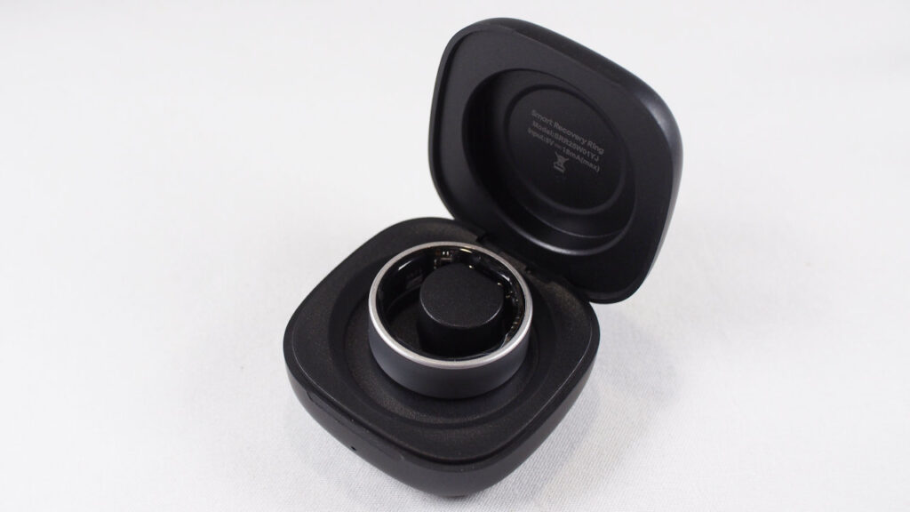 充電ケースにSmart Recovery Ringを入れたところ。