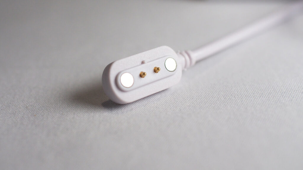 充電は専用のUSBケーブルで行う。