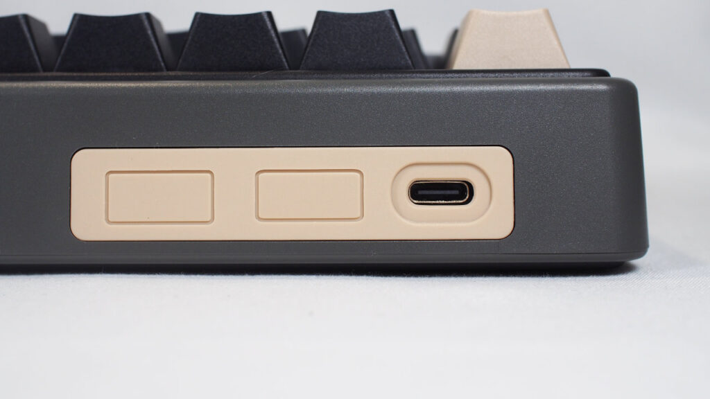 RK ROYAL KLUDGE R98 Proの背面。