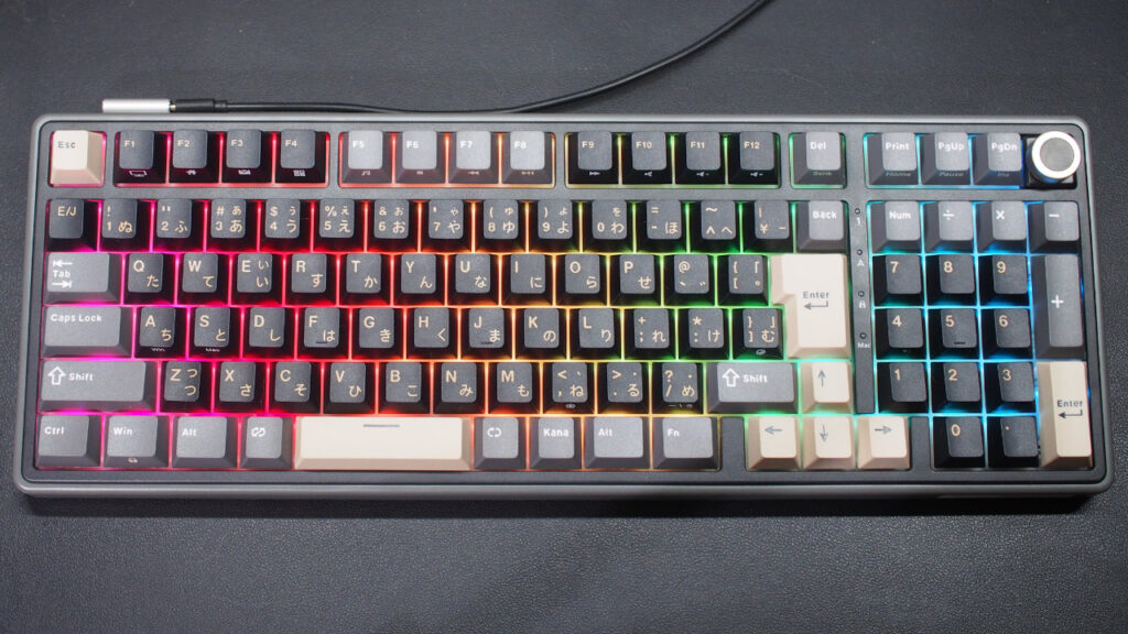 バックライトをレインボーカラーで点灯させたところ。