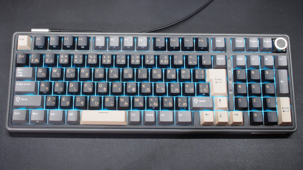 バックライトを水色で点灯させたところ。