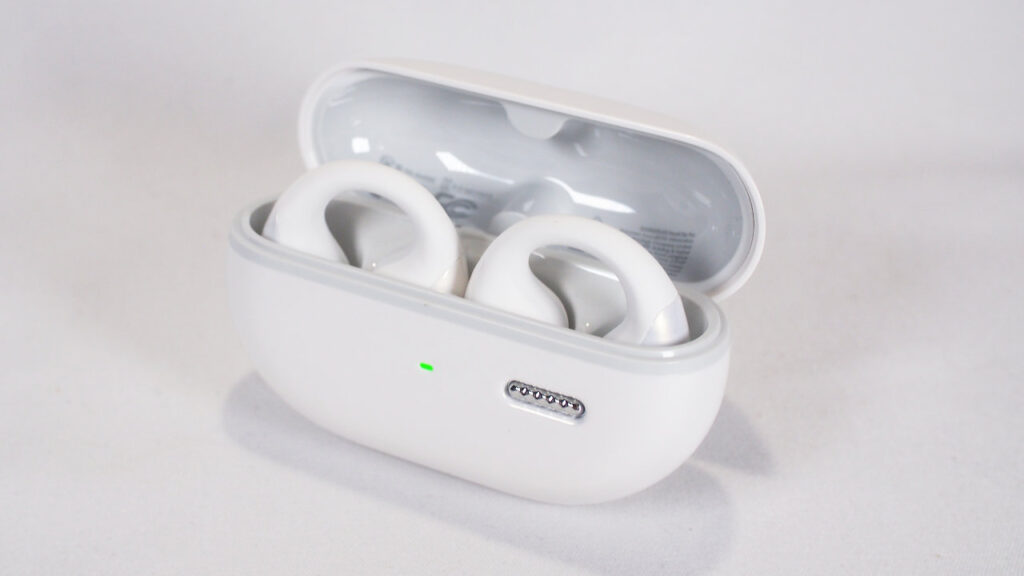 SOUNDPEATS CCのケースを開けたところ。