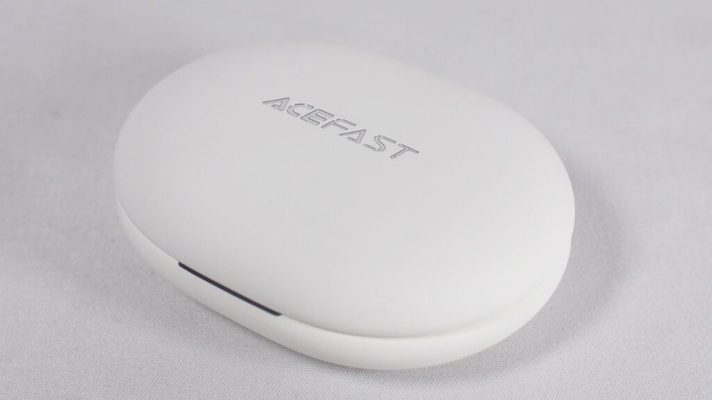 ACEFAST ACECLIP Proのケース。ホワイトモデル。
