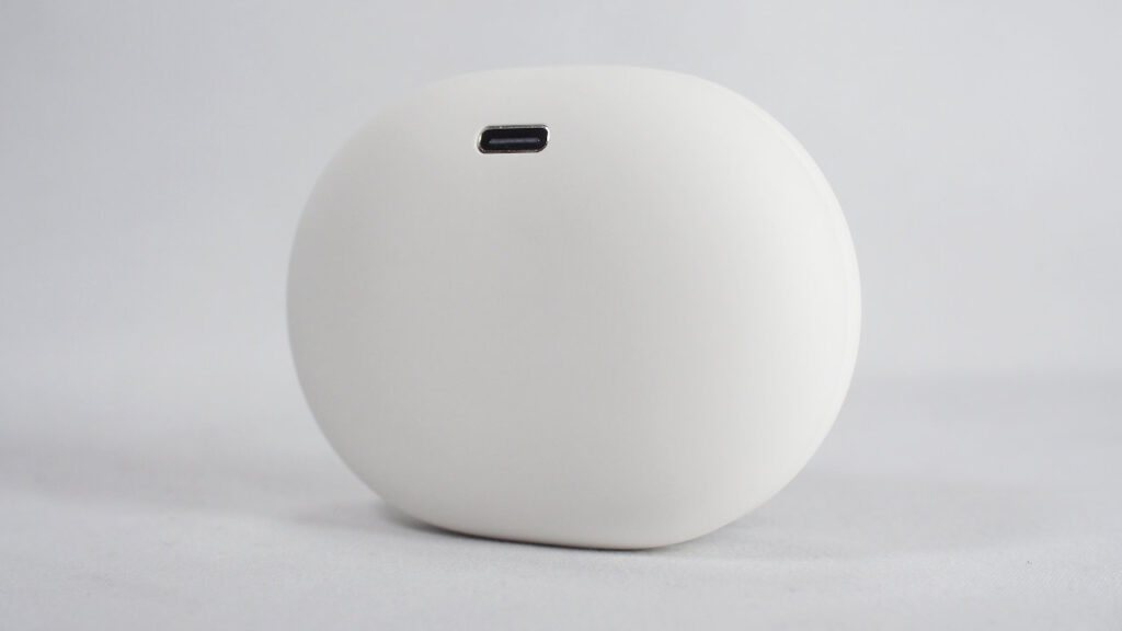 ケースの底面に充電用USBポートがある。