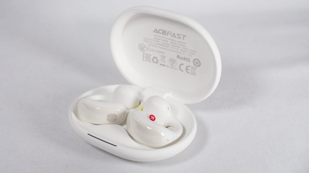 ACEFAST ACECLIP Proのケースを開けたところ。