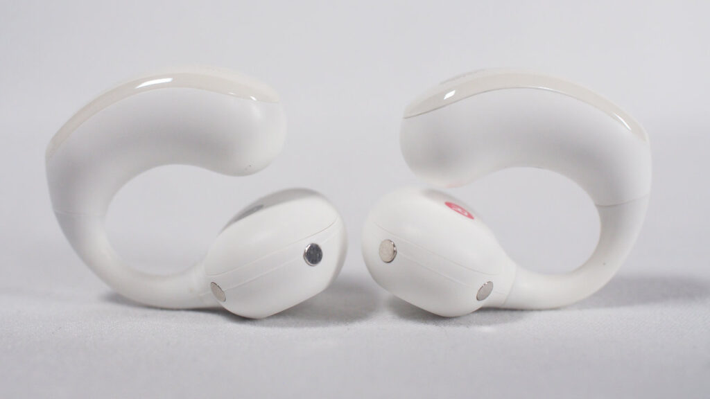 イヤホンの充電端子。