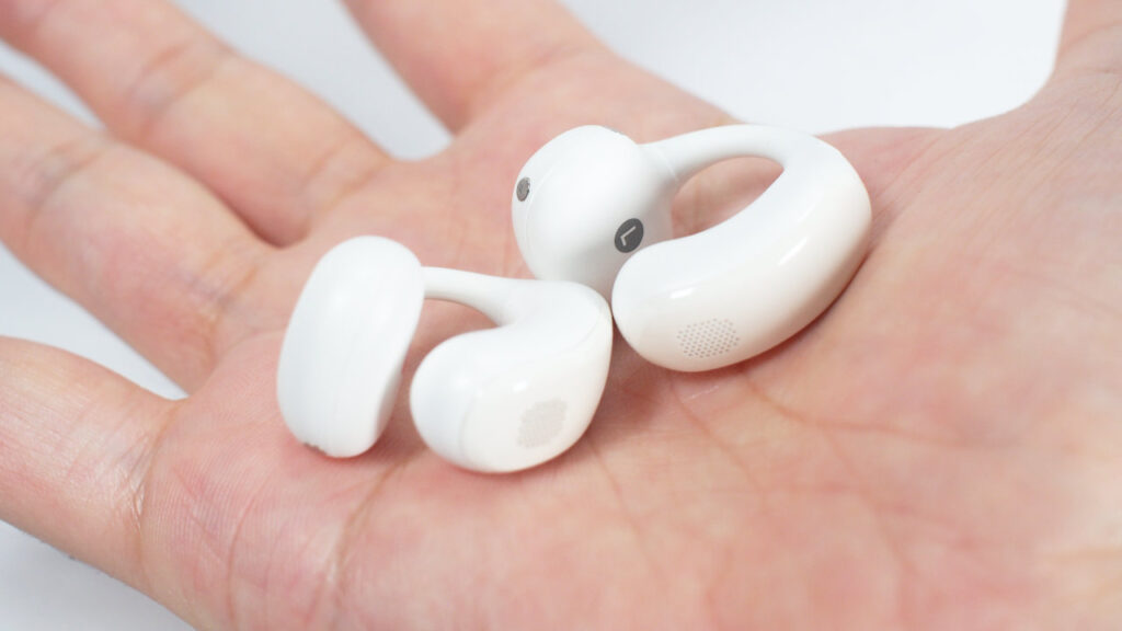 手のひらに置くとACEFAST ACECLIP Proの振動を感じる。