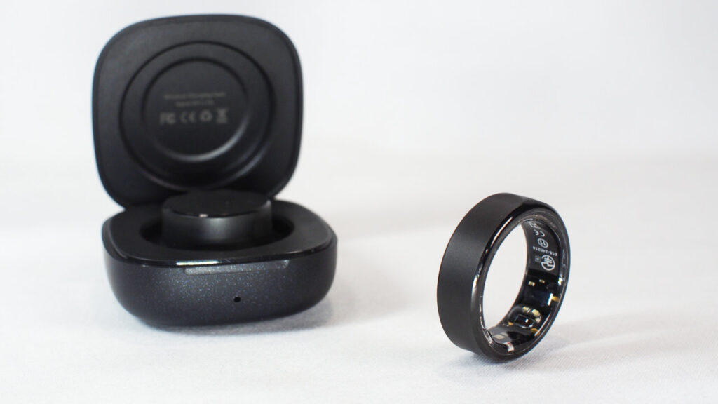 FOSMET RINGX RX10と充電ケース。