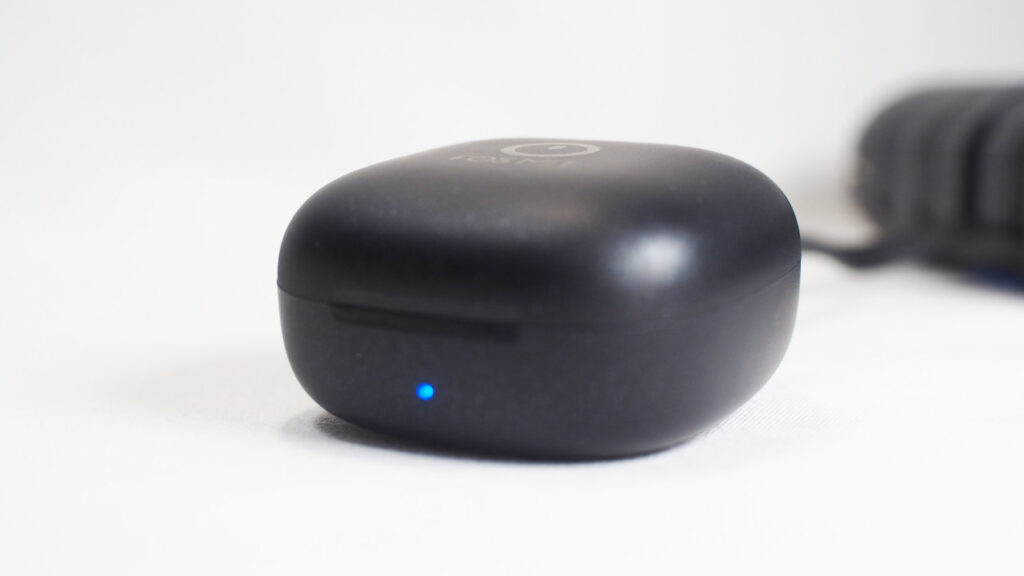 充電中は充電ケースのライトが青く光る。