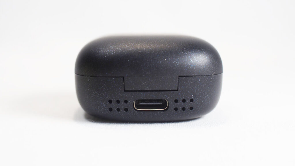 ケースの背面には充電用ポートがある。