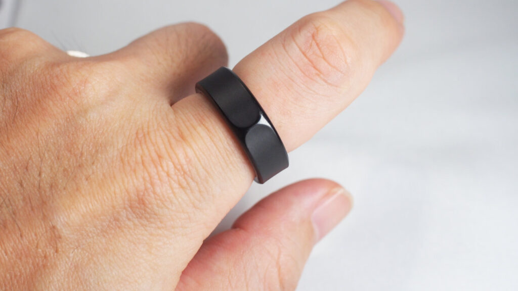 FOSMET RINGX RX10を指にはめたところ。