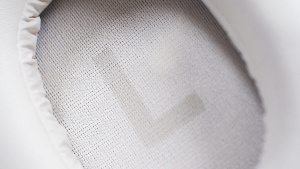 Haylou S40のスピーカ部分。布でカバーされている。