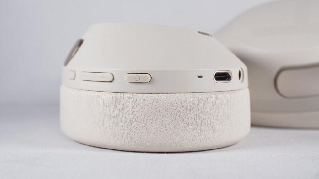 Haylou S40の右側。