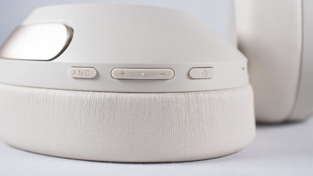 Haylou S40の操作ボタン。