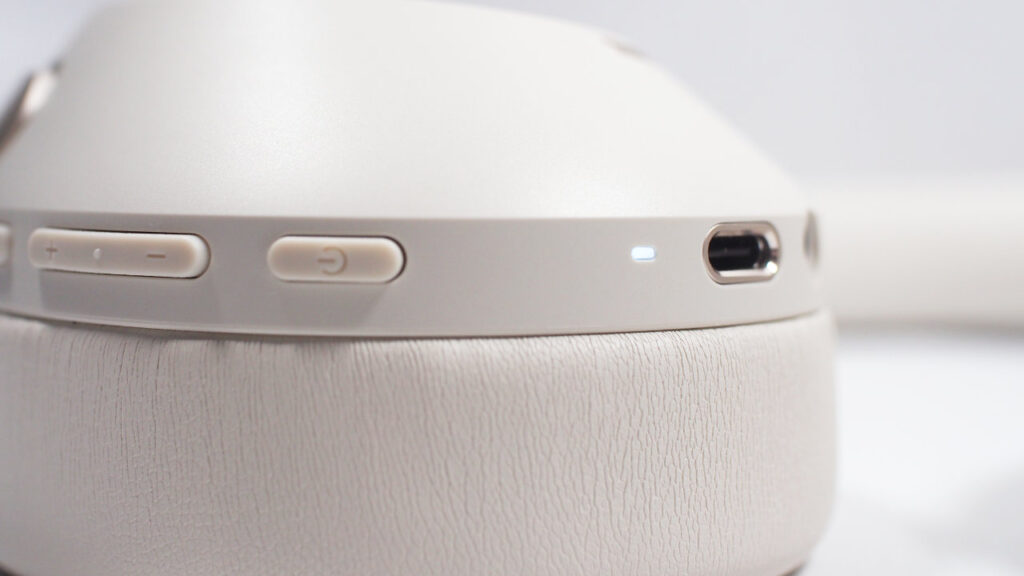 ペアリングモードは白く点滅する。