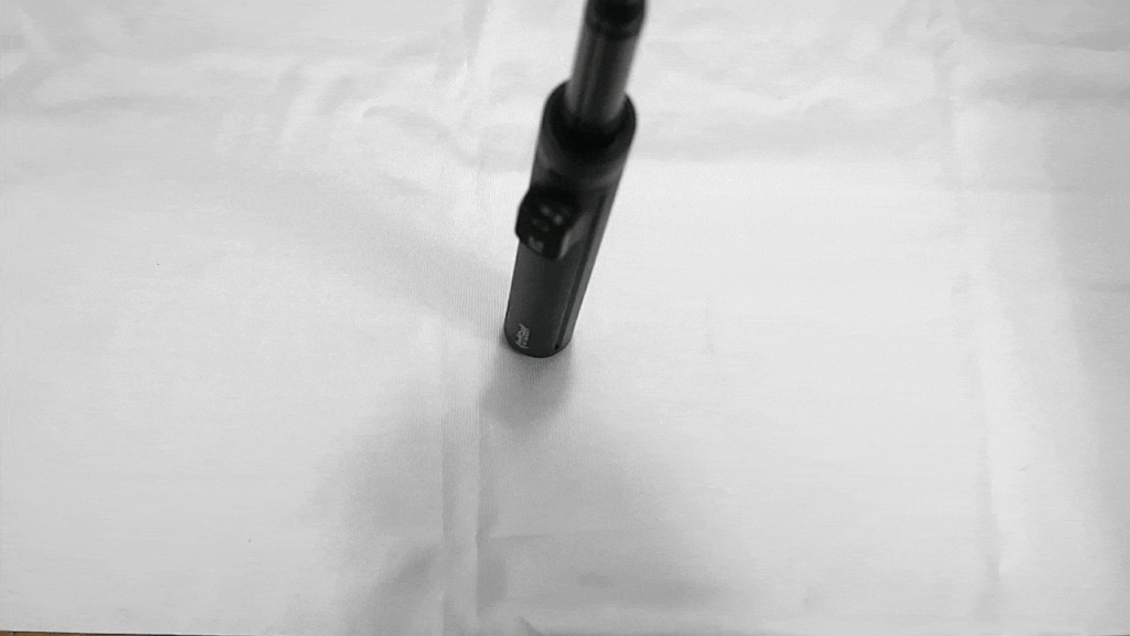 ワンタップで開く三脚の脚。