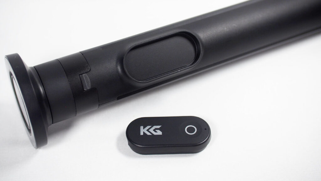 Bluetooth接続のリモートシャッターも付属している。