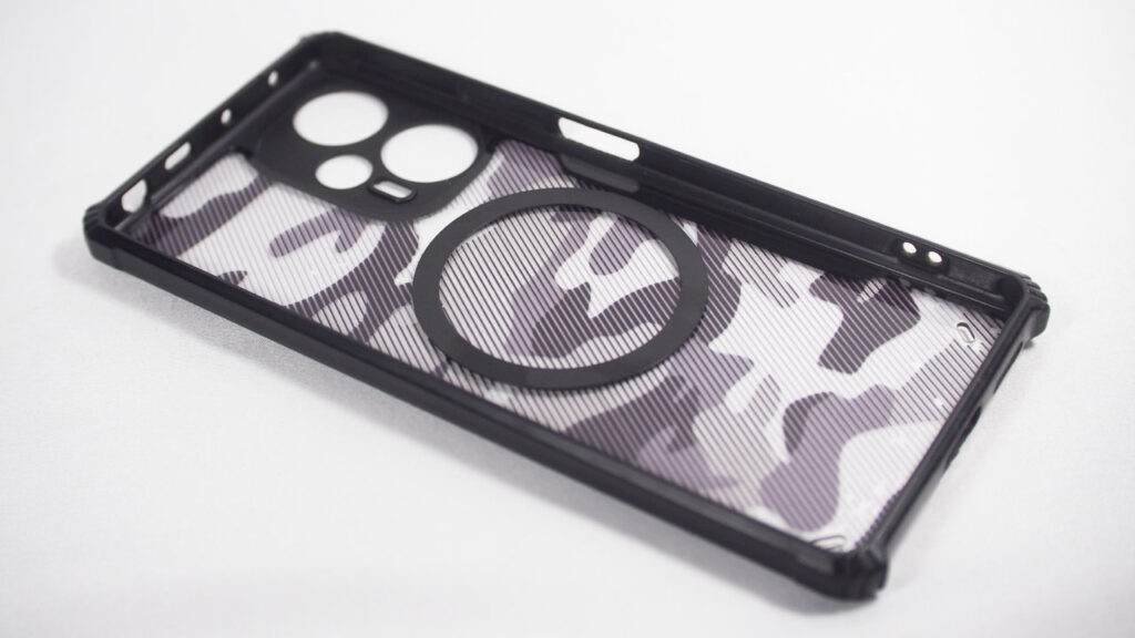 ケースの内側に金属リングを取り付けたところ。