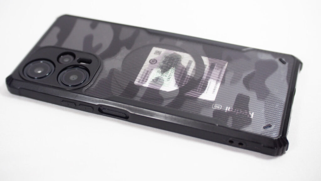 スマートフォンに金属リングを取り付けたケースを装着したところ。