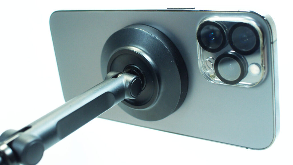 MagSafe対応のiPhone 13 Pro MAXを取り付けたところ。