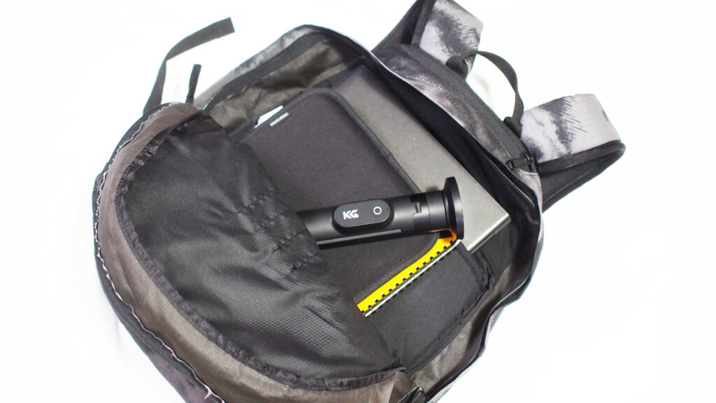 JustTap マグネティックフォン三脚をリュックに入れたところ。