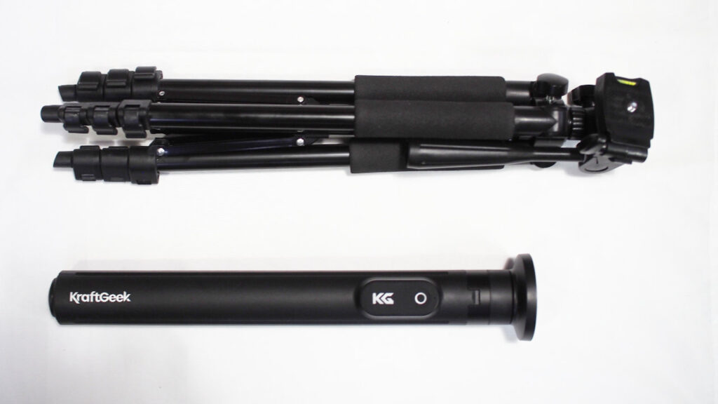 3,000円程度のカメラの三脚との比較。サイズがコンパクト。