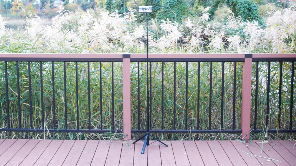 JustTap マグネティックフォン三脚を屋外で設置したところ。