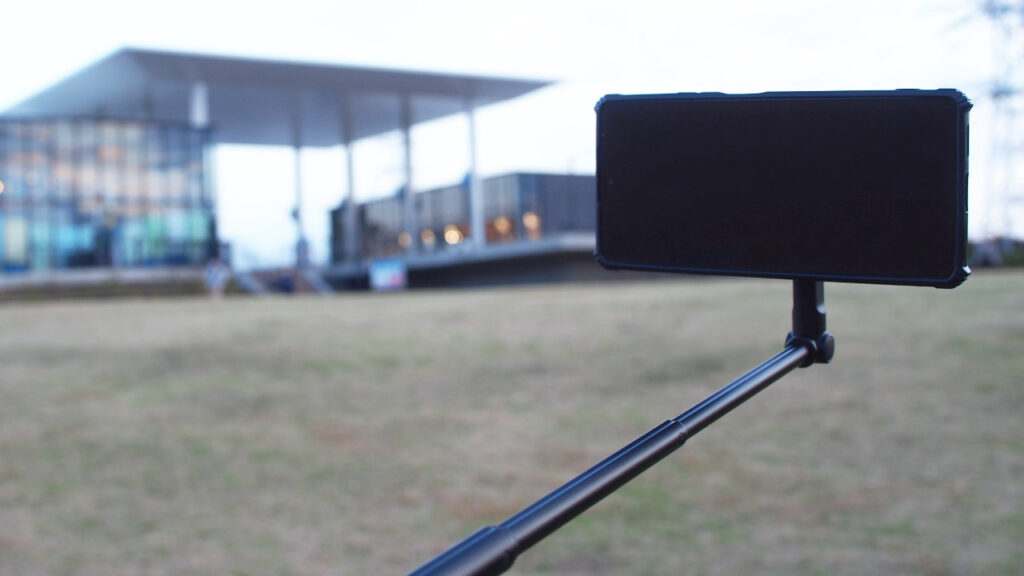 JustTap マグネティックフォン三脚を自撮り棒として使用。