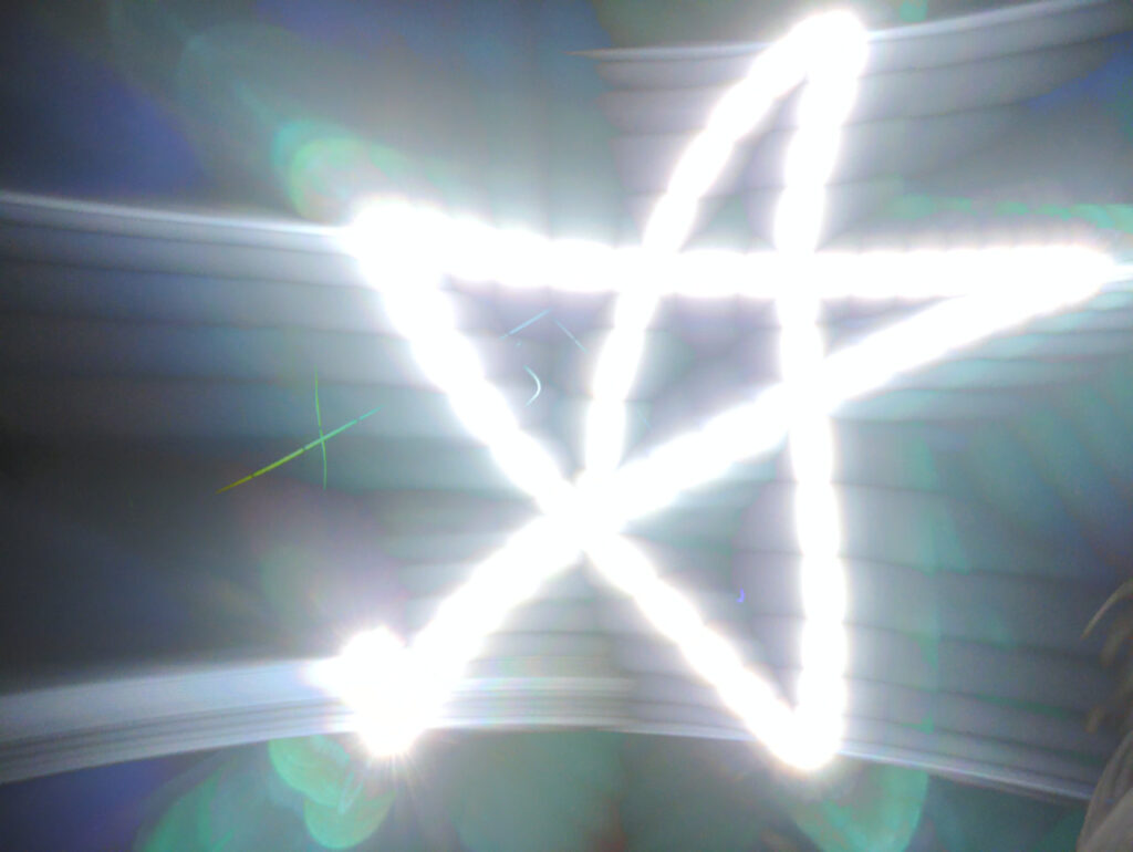 JustTap マグネティックフォン三脚を使用したペンライトアートの写真。