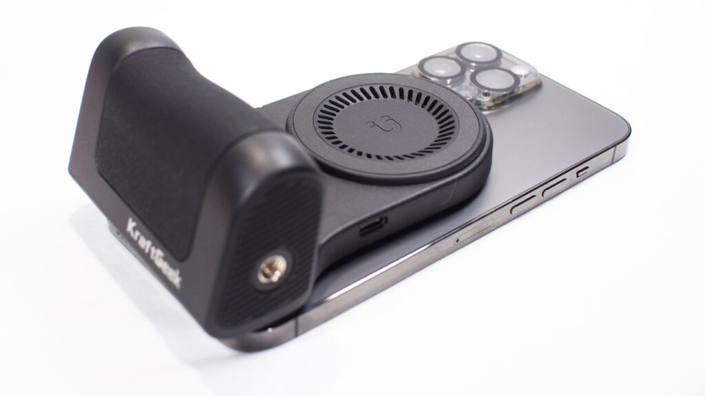 PowerShutter パワーバンクスタンドも取り付けはマグネット式。
