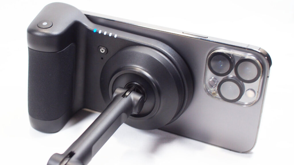 PowerShutter パワーバンクスタンドはJustTap マグネティックフォン三脚との併用もできる。